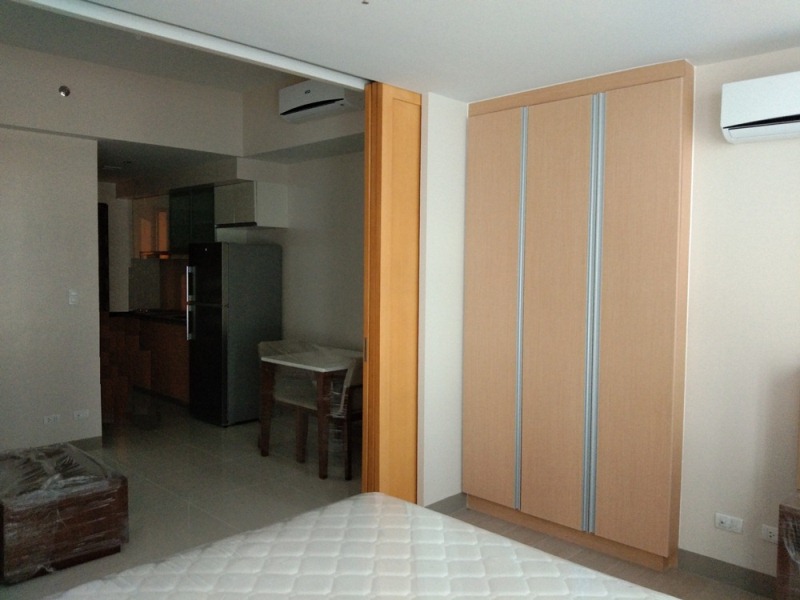 FOR RENT: 1-bedroom furnished condo with parking in One Uptown Fort Bonifacio
